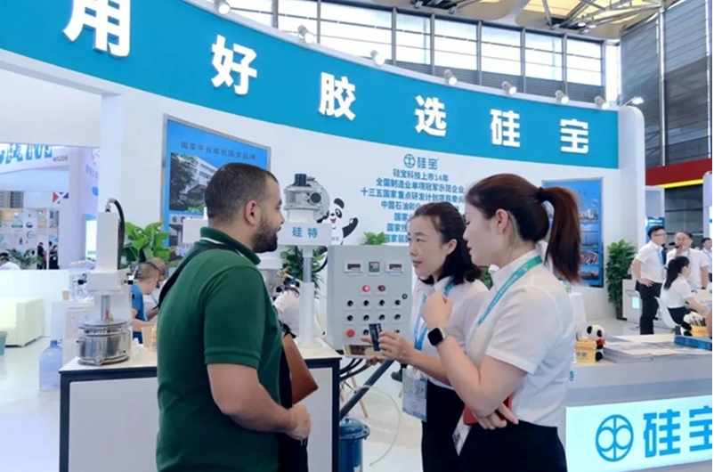 此外，硅寶科技還展示了硅烷偶聯(lián)劑和專業(yè)制膠設(shè)備，這些展品也受到了專業(yè)觀眾的熱切關(guān)注。展會現(xiàn)場，各業(yè)內(nèi)知名專家和領(lǐng)導(dǎo)紛紛蒞臨硅寶展臺慰問，并鼓勵硅寶繼續(xù)在有機硅密封膠行業(yè)中發(fā)揮引領(lǐng)作用。