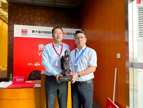 這次交流活動(dòng)首先于9月4日在上海新國(guó)際博覽中心展館1號(hào)入口廳貴賓廳展開(kāi)，協(xié)會(huì)代表與上海電纜研究所有限公司高層領(lǐng)導(dǎo)進(jìn)行座談交流。上纜所執(zhí)行董事、總經(jīng)理及黨委副書(shū)記江斌，向與會(huì)代表詳細(xì)介紹了上纜所的行業(yè)背景、發(fā)展歷程、組織架構(gòu)、科研核心以及國(guó)家重點(diǎn)實(shí)驗(yàn)室等方面的信息。隨后，與會(huì)企業(yè)代表圍繞科技創(chuàng)新和成果轉(zhuǎn)化等議題展開(kāi)深入交流。