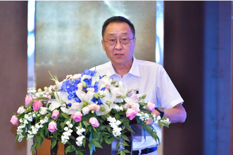 在會(huì)議開幕環(huán)節(jié)，商務(wù)部流通業(yè)發(fā)展司原司長(zhǎng)鄭文和中國(guó)電子節(jié)能技術(shù)協(xié)會(huì)理事長(zhǎng)、工業(yè)和信息化部節(jié)能司與綜合利用司原副司長(zhǎng)黃建忠發(fā)表了開幕致辭，強(qiáng)調(diào)了中國(guó)在輪胎循環(huán)利用領(lǐng)域的發(fā)展重要性。