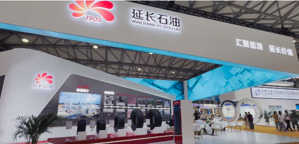 本次展覽會(huì)吸引了眾多橡膠行業(yè)的參展企業(yè)，其中陜西延長石油西北橡膠有限公司也受邀參展，他們的展區(qū)匯集了各類橡膠制品，包括子午線輪胎和飛機(jī)輪胎等。這些產(chǎn)品的獨(dú)特之處在于它們是由該公司自主研發(fā)和生產(chǎn)的，因此備受觀眾關(guān)注。