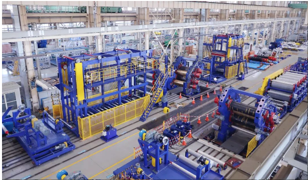 近日，大連重工裝備集團(tuán)有限公司旗下的大連橡膠塑料機(jī)械有限公司(大橡塑)宣布，他們?yōu)槟持攸c(diǎn)輸送帶企業(yè)研制的新型橡膠四輥壓延帶生產(chǎn)線通過出廠鑒定。