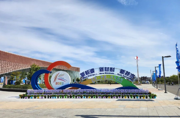 以“新能源、新材料、新技術”為主題的第六屆中國(克拉瑪依)國際石油天然氣及石化技術裝備展覽會(2023 CKPPE)在克拉瑪依市會展中心盛大開幕。這一展會匯聚了來自全球的專精特新企業(yè)，其中，利通科技工業(yè)軟管事業(yè)部總經(jīng)理劉致安帶領研發(fā)及服務營銷團隊參展，攜最新科技成果及自主研發(fā)的多款亮點產(chǎn)品亮相，系統(tǒng)展示了利通科技在油氣行業(yè)的綜合實力。