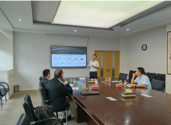 新加坡TNE公司總經(jīng)理Rajesh及銷售經(jīng)理Kevin到訪四川路易投資管理有限公司。路易投資副總經(jīng)理肖剛、倍途國際貿易有限公司總經(jīng)理徐晨熱情接待。這次會面的焦點集中在路易投資旗下自有品牌“倍途輪胎”在亞洲和迪拜等地區(qū)的代理合作事宜上，為未來的合作搭建了堅實的基礎。