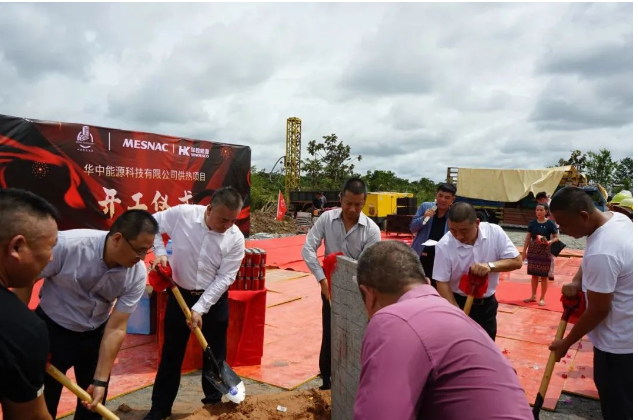 軟控股份旗下子公司青島華控能源科技有限公司與中啟控股集團(tuán)旗下公司共同出資成立的的華中能源熱電項(xiàng)目在柬埔寨桔井省經(jīng)濟(jì)特區(qū)舉行盛大的開工典禮。出席開工儀式的嘉賓包括中啟控股集團(tuán)柬埔寨總經(jīng)理張祿澤、華中能源科技有限公司總經(jīng)理高誠、中啟控股集團(tuán)柬埔寨公司生產(chǎn)經(jīng)理張旺、志合發(fā)展總經(jīng)理段志剛以及榮盛鋼構(gòu)總經(jīng)理呂俊雄等。