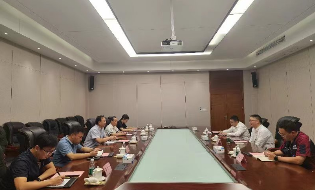 隨后，調(diào)研組一行召開了座談會，圍繞浦林成山近幾年遭受國外貿(mào)易救濟(jì)調(diào)查、應(yīng)對國際貿(mào)易摩擦的情況進(jìn)行交流和探討，指導(dǎo)企業(yè)如何應(yīng)對國際貿(mào)易摩擦，幫助開拓國際市場，規(guī)避貿(mào)易風(fēng)險。