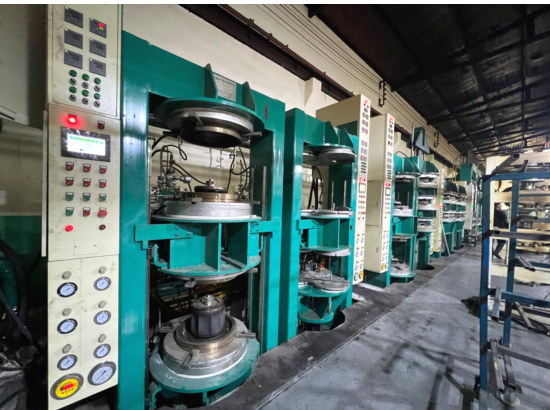 “去年5月份，我們增投了最新款的膠囊硫化機，去年的10月份開始實現(xiàn)量產(chǎn)，現(xiàn)在新型硫化機做出來的產(chǎn)品得到了客戶的普遍認可?！碧旖蚓庞铒w馳科技有限公司總經(jīng)理顏偉說。