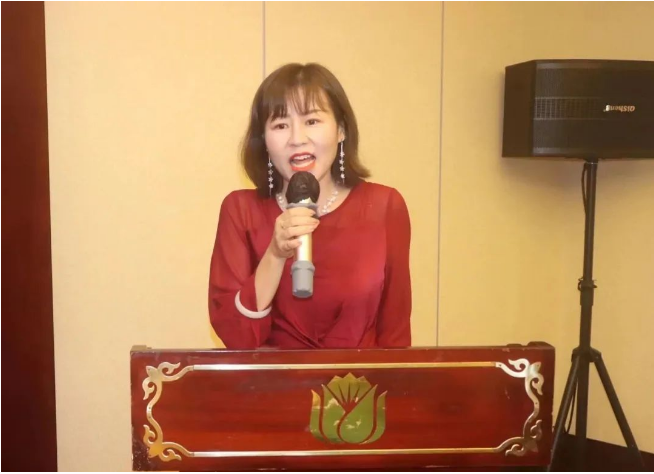 在儀式上，研究院執(zhí)行院長(zhǎng)王敬向與會(huì)嘉賓詳細(xì)介紹了研究院的發(fā)展規(guī)劃和核心價(jià)值。他指出，當(dāng)前國(guó)內(nèi)涂料市場(chǎng)面臨著內(nèi)卷的“死循環(huán)”，要打破這一局面需要涂料上下游產(chǎn)業(yè)技術(shù)人員的共同努力，需要環(huán)境友好型涂裝產(chǎn)品的革新機(jī)會(huì)，以及有信心的破局者的合作。研究院的核心價(jià)值包括為用漆企業(yè)提供整體涂裝解決方案、常態(tài)化技術(shù)交流會(huì)以及產(chǎn)業(yè)鏈融合，共同推動(dòng)新技術(shù)、新產(chǎn)品、新應(yīng)用等方面的發(fā)展，解決環(huán)保替代或制約問(wèn)題。