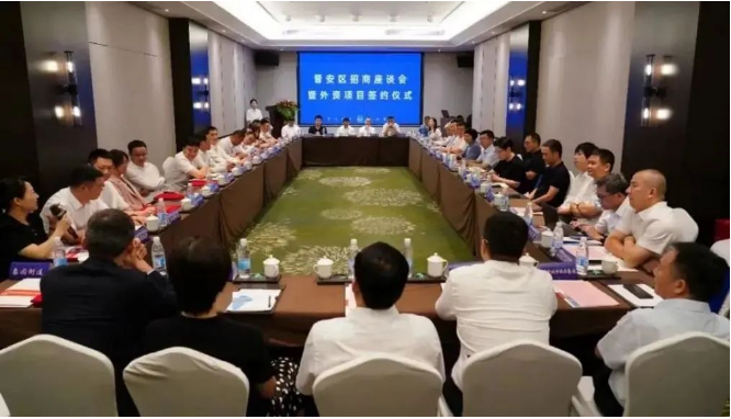 近日，福州市晉安區(qū)舉行招商座談會(huì)暨外資項(xiàng)目簽約儀式，在此次盛會(huì)上，佳通輪胎福建區(qū)域總部項(xiàng)目在福州市外資項(xiàng)目對(duì)接暨中印尼“兩國(guó)雙園”推介會(huì)上簽約。