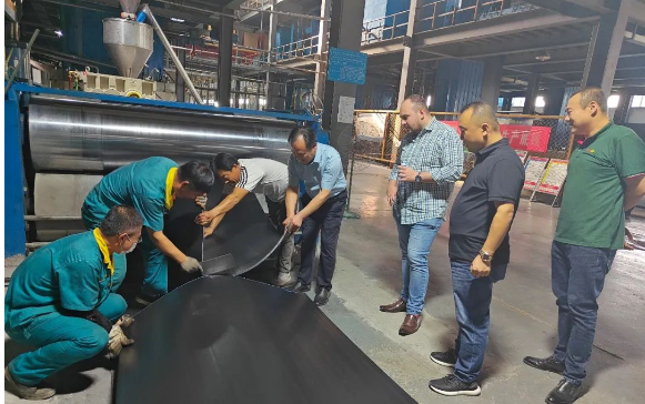 這次參觀交流中，晨光阻燃輸送帶憑借其卓越的性能表現(xiàn)成為了客戶們的熱議話題。作為晨光膠帶有限公司的旗艦產(chǎn)品之一，晨光阻燃輸送帶以其出色的阻燃性能、卓越的耐磨擦和抗沖擊能力而聞名于業(yè)界，廣泛應(yīng)用于礦山、電力和化工等多個領(lǐng)域。