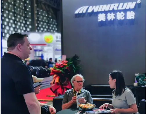 除了豐富的產(chǎn)品線外，美林輪胎還通過(guò)與東和品牌顧問(wèn)的合作，在展臺(tái)設(shè)計(jì)上注入了簡(jiǎn)潔的設(shè)計(jì)語(yǔ)言，為觀眾提供了全感官沉浸式體驗(yàn)，將LED、地貼、光效等元素相融合，全方位展現(xiàn)了美林輪胎的國(guó)際風(fēng)范。