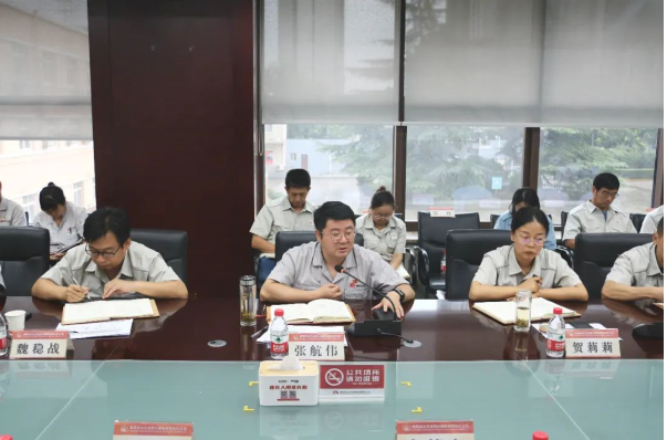 同時，會議強調(diào)了加快深化改革的步伐，通過頂層設計與基層探索相結(jié)合，制定改革計劃，解決體制機制問題。還強調(diào)了黨建和生產(chǎn)經(jīng)營的深度融合，通過主題教育等方式，推動黨員干部發(fā)揮模范帶頭作用，關心員工生活，確保各項任務的順利實施。