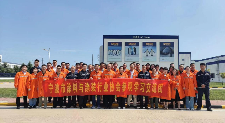 寧波涂協(xié)考察團蒞臨了中遠佐敦船舶涂料(青島)有限公司，公司總監(jiān)徐繼偉熱情歡迎了考察團。在座談交流中，徐繼偉總監(jiān)介紹了公司的歷史和企業(yè)精神，以及企業(yè)管理、制度文化建設、物流管理、公益慈善、社會責任等方面的情況。汪立波會長和吳曉明秘書長向徐繼偉總監(jiān)一行的熱烈歡迎表示衷心感謝，佐敦集團作為制漆領(lǐng)域的全球卓越品牌，將成為他們學習和借鑒的方向。