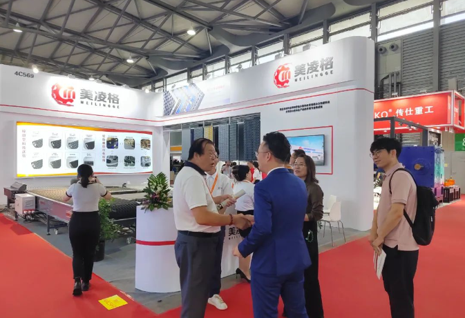 美凌格的智能輸送設(shè)備憑借自動(dòng)化、智能化、可靠性和卓越性等特點(diǎn)，為輪胎行業(yè)提供了最理想的非接觸式解決方案。其中，M930自動(dòng)分揀/分流技術(shù)被廣泛應(yīng)用于對(duì)乘用車和卡車的生胎或成品胎進(jìn)行高速分揀、合流和分流。這一技術(shù)的優(yōu)勢(shì)在于簡(jiǎn)化了生產(chǎn)線布局、提高了安全性、增加了產(chǎn)量、減少了廢胎數(shù)量，同時(shí)降低了總擁有成本。M930高性能自動(dòng)分揀機(jī)占地面積小，滿足了高效和可靠性的需求，為客戶降低了項(xiàng)目成本，提供了更豐富的功能。