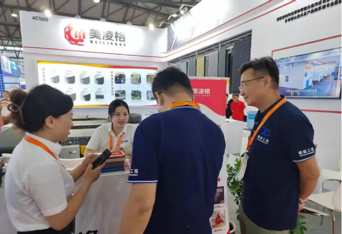 展會(huì)期間，眾多參觀者對(duì)美凌格的輪胎傳送帶解決方案給予了高度評(píng)價(jià)?？蛻艏娂姳硎?，美凌格的先進(jìn)技術(shù)和創(chuàng)新產(chǎn)品為生產(chǎn)線的運(yùn)作提供了更高效的解決方案，使他們?cè)谔岣呱a(chǎn)效率的同時(shí)，降低了成本和資源浪費(fèi)。