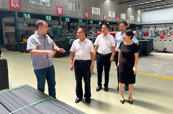 在考察過程中，代表團(tuán)還訪問了多家塑料企業(yè)，其中包括了杭州明象科技有限公司、浙江中財型材有限責(zé)任公司以及浙江同正管道技術(shù)有限公司等。他們與企業(yè)高層進(jìn)行了座談，了解了企業(yè)的發(fā)展歷程、產(chǎn)品研發(fā)、市場拓展和主要客戶情況。同時，代表團(tuán)也提供了專業(yè)意見和建議，鼓勵企業(yè)參與更多行業(yè)活動，拓展品牌形象，并加強(qiáng)與協(xié)會的合作。