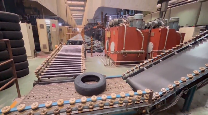 安徽吉馳輪胎股份有限公司車間里機器轟鳴，車間內(nèi)工人們有條不紊地進行著生產(chǎn)作業(yè)。這家輪胎企業(yè)正在全力以赴趕制9月份的生產(chǎn)訂單，月產(chǎn)能已經(jīng)提高到60萬條左右。