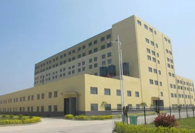 吉馳輪胎成立于2011年，總部位于中國安徽蚌埠懷遠經(jīng)濟開發(fā)區(qū)，占地1000畝。公司專注于高性能半鋼子午線輪胎的研發(fā)、生產(chǎn)和銷售，項目總投資30億元，設(shè)計產(chǎn)能1200萬套。公司擁有國內(nèi)外一流的研發(fā)、生產(chǎn)、檢測設(shè)備，所有主要設(shè)備均來自歐盟、日本等國的進口。