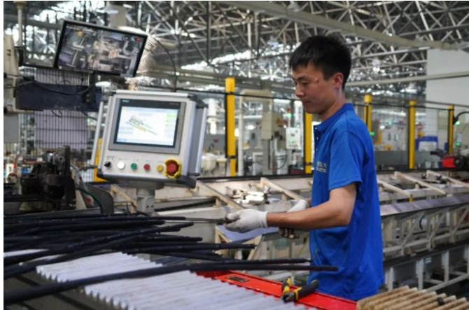 科技創(chuàng)新一直是公司發(fā)展的重要引擎。副總經(jīng)理兼研究院院長王亮燕和副總經(jīng)理兼研究院副院長孫克儉在橡膠制品研發(fā)領(lǐng)域取得了顯著成就。他們不僅在產(chǎn)品研發(fā)方面有了突破，還推動了多元化產(chǎn)品格局的形成。新型風(fēng)電主軸油封產(chǎn)品批量供貨，航空和軍工產(chǎn)品也開始批量供貨。此外，高鐵油封產(chǎn)品正在路試驗證，新一代鐵路導(dǎo)電油封產(chǎn)品和汽車用空氣彈簧產(chǎn)品也在積極研發(fā)之中。研究院各部門相互配合，不斷推進(jìn)技術(shù)改造，智能化生產(chǎn)線的建設(shè)為高質(zhì)量發(fā)展注入了新動力。