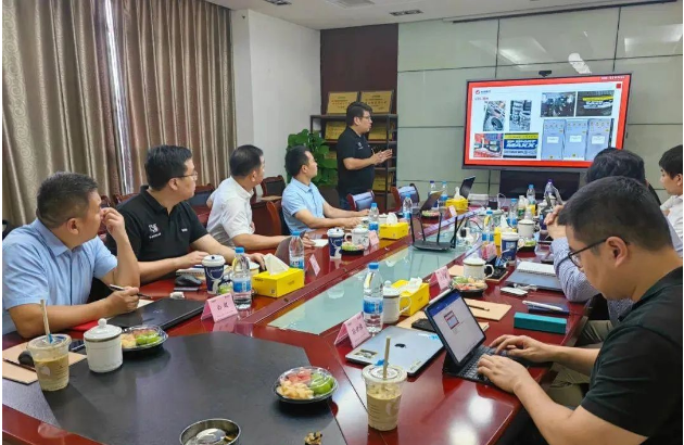 會議伊始，就利得系服務(wù)商上半年銷售復(fù)盤總結(jié)，從批發(fā)渠道、零售渠道、定價策略和品牌運營等多個角度進行了深入分析。利得系目前在發(fā)展中面臨一些挑戰(zhàn)和難題，雙方進行了原因分析，并共同探討了解決問題的策略和措施。