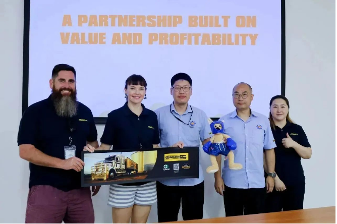 雙錢公司還表示，通過與各國客戶的密切合作，他們將更好地了解國際市場(chǎng)的新趨勢(shì)，持續(xù)優(yōu)化產(chǎn)品設(shè)計(jì)和制造流程，根據(jù)客戶需求改進(jìn)產(chǎn)品質(zhì)量和服務(wù)，為海外銷售打下堅(jiān)實(shí)的基礎(chǔ)。這次訪問為雙錢和Tyres4U之間的合作關(guān)系注入了新的活力，也為雙錢在全球市場(chǎng)上的發(fā)展提供了更多機(jī)遇。