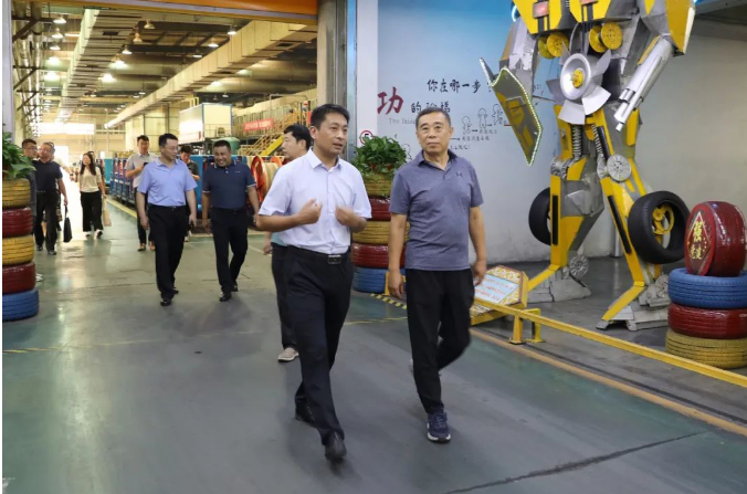 此外，調(diào)研組還深入到豐源輪胎公司的生產(chǎn)現(xiàn)場(chǎng)，親自查看了公司的生產(chǎn)經(jīng)營(yíng)情況，從實(shí)地了解公司的運(yùn)營(yíng)情況。