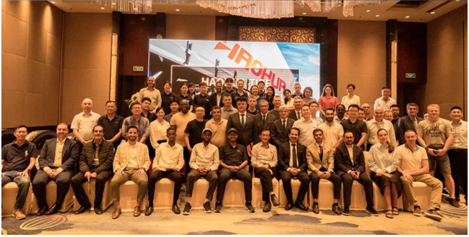 產品開發(fā)經理也展示了“HAOHUA”品牌在技術方面的強大實力和產品的獨特特點，同時介紹了定制產品的制作流程，詳細解釋了路試跟蹤以及索賠響應機制，為客戶提供了更多信心和保障。