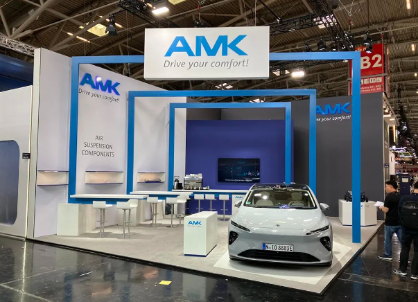 德國慕尼黑國際車展(IAA)2023于當(dāng)?shù)貢r間9月5日至10日盛大舉行，為全球車迷、汽車制造商和行業(yè)專家?guī)硪粓鲆曈X和科技的盛宴。本次車展上，中國汽車零部件領(lǐng)域的翹楚，中鼎旗下的安美科，以引人矚目的方式展示了其領(lǐng)先的汽車空氣懸架技術(shù)，彰顯了在中國市場和新能源領(lǐng)域不懈努力的成果。