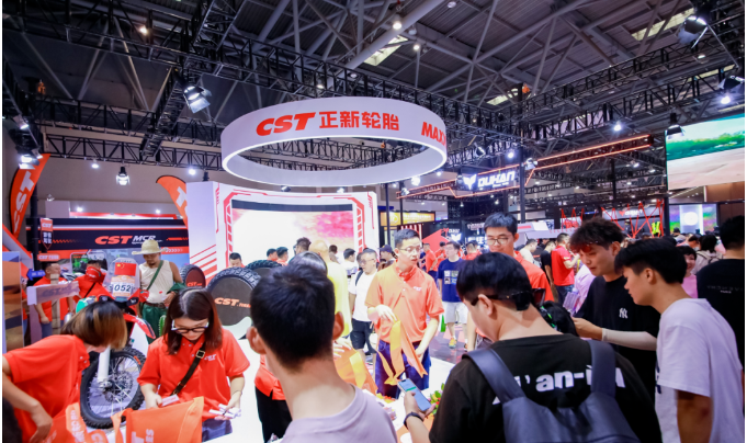 除了產(chǎn)品展示，正新輪胎還在展會(huì)現(xiàn)場(chǎng)舉辦了摩托車(chē)行業(yè)達(dá)人訪談會(huì)、互動(dòng)小游戲以及DJ電音SHOW等趣味活動(dòng)，為參展嘉賓營(yíng)造了極佳的觀展體驗(yàn)，吸引了眾多參展觀眾的駐足參與，展位氛圍十分熱烈。