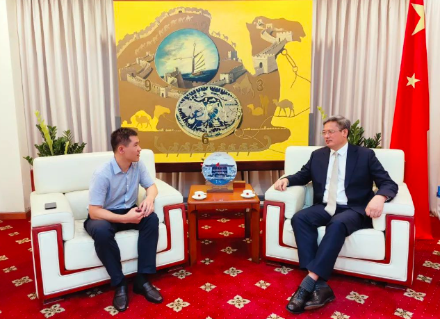 近日。駐胡志明市總領(lǐng)事魏華祥會(huì)見了山東昊華輪胎有限公司董事長(zhǎng)王克強(qiáng)一行。這次會(huì)面旨在討論昊華輪胎在越南的投資項(xiàng)目進(jìn)展以及進(jìn)一步的發(fā)展計(jì)劃。