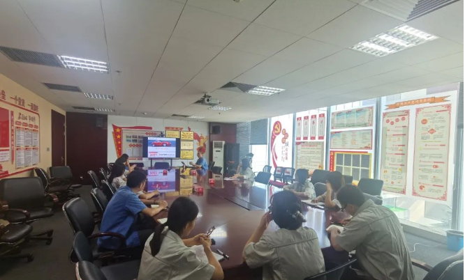 據(jù)了解，延長橡膠對2023年的發(fā)展制定了新的目標(biāo)，積極進(jìn)行經(jīng)營模式的調(diào)整以推動產(chǎn)銷平衡。他們堅(jiān)持著“擴(kuò)增量與調(diào)結(jié)構(gòu)”雙管齊下的原則，努力完成全年目標(biāo)任務(wù)。上半年，延長橡膠在全鋼市場完成了全年銷售目標(biāo)的58%，而在半鋼市場，銷售目標(biāo)達(dá)到了54%。