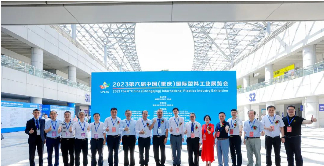 9月15日，王占杰理事長與相關單位領導一同出席了第六屆(中國)重慶國際塑料工業(yè)展覽會的開幕式和巡館活動。展會期間，他還參加了2023中國國際塑料機械技術創(chuàng)新論壇暨中國塑料機械行業(yè)專家委員會換屆大會。這些活動為塑料機械行業(yè)提供了一個展示最新技術和產(chǎn)品、分享經(jīng)驗的重要平臺。