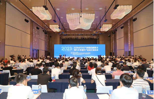 據(jù)了解，長(zhǎng)沙汽車零部件產(chǎn)業(yè)園主要由長(zhǎng)沙經(jīng)開區(qū)和長(zhǎng)沙縣(含自貿(mào)臨空區(qū))承載，輔以湖南湘江新區(qū)、瀏陽經(jīng)開區(qū)、望城經(jīng)開區(qū)、雨花經(jīng)開區(qū)、寧鄉(xiāng)高新區(qū)等輔助承載園區(qū)，形成了龐大的“1+N”汽車零部件產(chǎn)業(yè)布局。