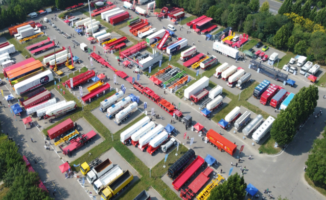 本屆展會(huì)以“樹(shù)品牌、鑄品質(zhì)、謀轉(zhuǎn)型”為主題，總共占地10萬(wàn)平方米，其中整車(chē)展示占6萬(wàn)平方米，零部件展區(qū)占4萬(wàn)平方米。展會(huì)設(shè)有12個(gè)不同的展區(qū)，共有320輛整車(chē)參展，零配件展位更是多達(dá)700余個(gè)。開(kāi)幕式后，與會(huì)人員紛紛前往專(zhuān)用汽車(chē)展示區(qū)、零部件展示區(qū)等參觀。據(jù)了解，本屆展會(huì)除了專(zhuān)用汽車(chē)展覽會(huì)開(kāi)幕式之外，還有招才引智暨科技創(chuàng)新成果推介、新產(chǎn)品推介等7項(xiàng)重大活動(dòng)，吸引了來(lái)自國(guó)內(nèi)外的500多家企業(yè)踴躍參展，為專(zhuān)用汽車(chē)行業(yè)的發(fā)展注入了新活力。