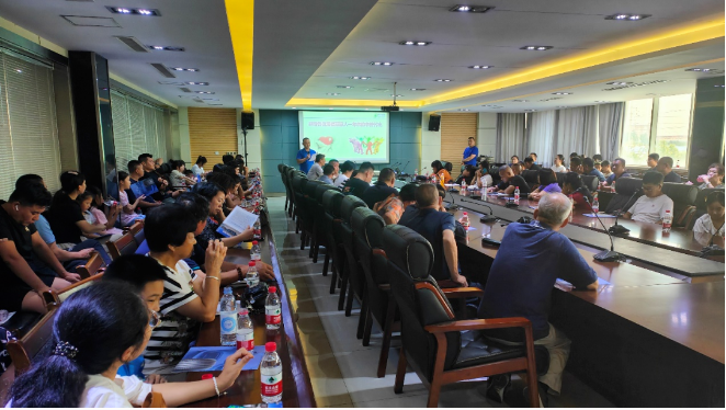 昌豐工廠國(guó)內(nèi)銷售總監(jiān)朱春暉首先發(fā)表了歡迎辭，對(duì)東森公司在市場(chǎng)開拓和營(yíng)銷創(chuàng)新方面的努力表示高度評(píng)價(jià)，對(duì)零售門店在海福萊輪胎推廣方面的貢獻(xiàn)表示誠(chéng)摯感謝。會(huì)議上，昌豐工廠的專家分享了新能源車輪胎關(guān)鍵技術(shù)，東森輪胎團(tuán)隊(duì)則詳細(xì)介紹了海福萊品牌在山東市場(chǎng)的營(yíng)銷規(guī)劃和新能源車輪胎適配車型等內(nèi)容。此外，東森輪胎總經(jīng)理高成軍也分享了關(guān)于新形勢(shì)下門店經(jīng)營(yíng)的思維轉(zhuǎn)變和落地方法。