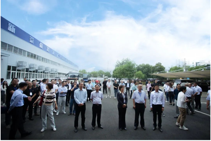 最后，會(huì)議代表們還參觀了主辦單位安徽大道模具股份有限公司，該公司是一家國(guó)家專(zhuān)精特新小巨人企業(yè)，擁有多個(gè)生產(chǎn)基地和售后服務(wù)中心，致力于為全球客戶(hù)提供優(yōu)質(zhì)的服務(wù)。