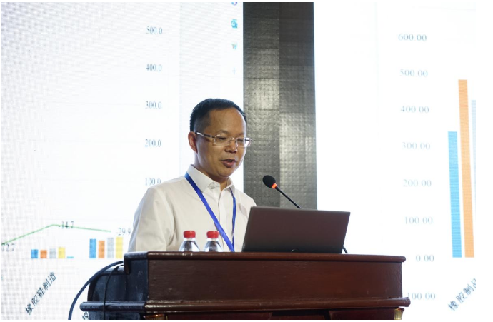 會(huì)議開幕式上，中國(guó)橡膠工業(yè)協(xié)會(huì)副會(huì)長(zhǎng)兼秘書長(zhǎng)雷昌純登臺(tái)，針對(duì)當(dāng)前國(guó)內(nèi)宏觀經(jīng)濟(jì)形勢(shì)進(jìn)行了深入分析。他指出，輪胎橡膠制品行業(yè)正面臨著巨大的機(jī)遇和挑戰(zhàn)，必須適應(yīng)市場(chǎng)的快速變化，實(shí)現(xiàn)產(chǎn)業(yè)結(jié)構(gòu)的調(diào)整和升級(jí)。雷昌純表示，要充分把握《輪胎和炭黑單位產(chǎn)品能源消耗限額》國(guó)標(biāo)的修訂契機(jī)，呼吁行業(yè)內(nèi)企業(yè)積極展開節(jié)能降耗、降本增效的努力，以為炭黑行業(yè)的可持續(xù)低碳發(fā)展奠定堅(jiān)實(shí)基礎(chǔ)。