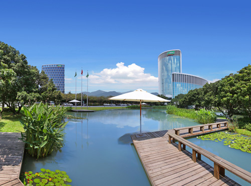 此外，據(jù)了解，三棵樹(shù)還大力推進(jìn)國(guó)潮藝術(shù)漆高端零售概念建設(shè)以及綠色建材項(xiàng)目，致力于打造健康、環(huán)保的全系列產(chǎn)品及配套輔料體系，提供一站式服務(wù)，以滿(mǎn)足不同客戶(hù)的需求。