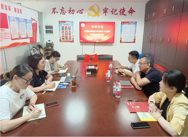為促進(jìn)不同行業(yè)協(xié)會之間的交流與合作，共同提升服務(wù)會員企業(yè)的能力，寧波市新能源汽車研究會代表團(tuán)于9月20日蒞臨寧波市涂料與涂裝行業(yè)協(xié)會，展開深入交流。