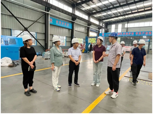 焦作市政府高層代表團(tuán)于9月20日蒞臨河南華東電纜股份有限公司，對(duì)其二期重點(diǎn)項(xiàng)目建設(shè)情況進(jìn)行了深入調(diào)研。本次代表團(tuán)成員包括焦作市人大財(cái)經(jīng)委主任畢明奇、市發(fā)改委副主任景國(guó)紅等，與之同行的還有修武縣發(fā)改委副主任付英祖、經(jīng)開(kāi)區(qū)黨工委委員、科技和人力資源局局長(zhǎng)王愛(ài)萍等政府官員。華東電纜外聯(lián)副總青炎飛陪同進(jìn)行了調(diào)研。