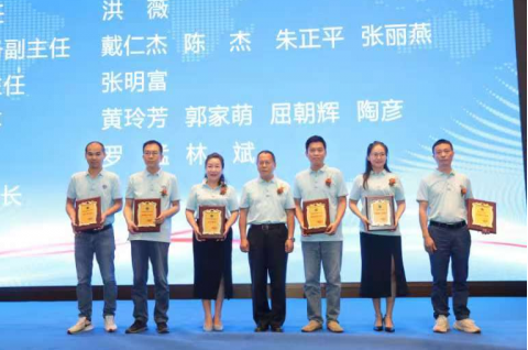 由中國(guó)塑料加工工業(yè)協(xié)會(huì)主辦，中國(guó)塑協(xié)密胺塑料制品專委會(huì)承辦的中國(guó)塑協(xié)密胺塑料制品專委會(huì)第二次會(huì)員大會(huì)暨密胺塑料制品高質(zhì)量發(fā)展研討會(huì)于9月16日在浙江·臺(tái)州喜來(lái)登酒店隆重召開(kāi)。這次盛會(huì)吸引了來(lái)自全國(guó)各地的100余家生產(chǎn)企業(yè)、科研機(jī)構(gòu)、檢測(cè)認(rèn)證機(jī)構(gòu)以及貿(mào)易企業(yè)的代表，匯聚了塑料行業(yè)的精英。