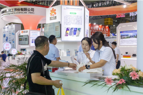 展會上，延安能化公司重點展示了30種化工產(chǎn)品，包括聚丙烯、聚乙烯、醇類和乙丙橡膠等。榆能化公司則展示了12種產(chǎn)品，包括聚乙烯、聚丙烯和EVA。西北橡膠公司則展示了11種產(chǎn)品，包括子午輪胎及各類橡膠制品。這些產(chǎn)品中，聚乙烯低壓管材料23050、EVA、聚丙烯低熔共聚料K8003以及三元乙丙橡膠、二丙基庚醇、子午輪胎等備受關(guān)注，吸引了眾多業(yè)內(nèi)人士前來咨詢洽談。  