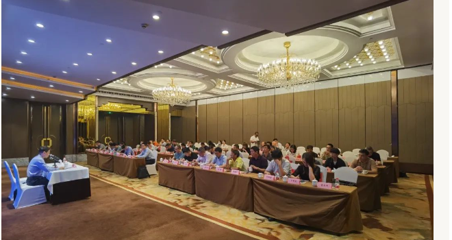 據(jù)了解，會議強(qiáng)調(diào)了下半年的工作重點，要適應(yīng)時代發(fā)展新要求，緊密圍繞行業(yè)和企業(yè)的需求，提供全新的服務(wù)，并繼續(xù)規(guī)范協(xié)會的自身建設(shè)。同時，要認(rèn)真貫徹執(zhí)行《行業(yè)自律公約》，積極為推動上海涂料染料行業(yè)的創(chuàng)新驅(qū)動、轉(zhuǎn)型升級以及安全綠色發(fā)展作出更大貢獻(xiàn)。協(xié)會理事們表示，將積極行動，為行業(yè)的未來發(fā)展不懈努力。