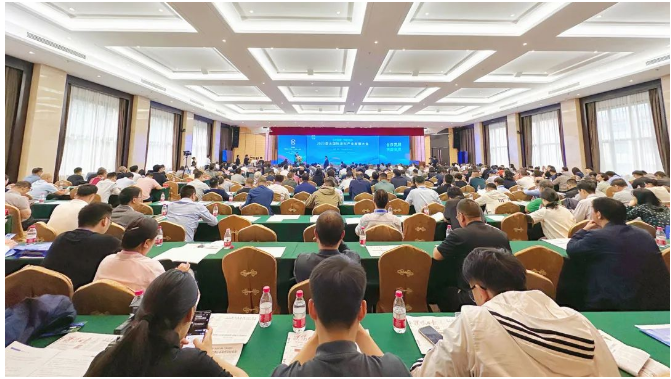 萬正峰指出，涂料產(chǎn)業(yè)正處于轉(zhuǎn)型升級(jí)的關(guān)鍵時(shí)期，隨著我國城鎮(zhèn)化進(jìn)程的加速以及居民消費(fèi)結(jié)構(gòu)的升級(jí)，這一行業(yè)正迎來高速增長的機(jī)遇。濮陽市將繼續(xù)加大對(duì)涂料產(chǎn)業(yè)的支持力度，強(qiáng)化創(chuàng)新驅(qū)動(dòng)，積極建設(shè)國家級(jí)和省級(jí)石化科研平臺(tái)和重點(diǎn)實(shí)驗(yàn)室。此外，濮陽將進(jìn)一步完善政策，提供更多支持綠色涂料產(chǎn)業(yè)發(fā)展的政策舉措，為企業(yè)提供更好的投資環(huán)境和服務(wù)。