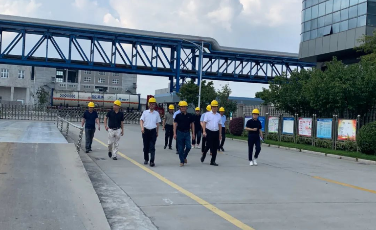 泰州市人大經(jīng)濟(jì)工作委員會主任王龍、副主任戴國平、吳文斌，以及泰州市工信局副局長徐彬、泰興市工信局副局長張志巖一行蒞臨雙樂顏料泰興市有限公司，對該公司的智能改革和數(shù)字化轉(zhuǎn)型進(jìn)行了深入調(diào)研。