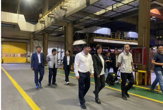 之后，徐文英一行到延長(zhǎng)橡膠公司、高壓膠管分公司、膠布制品分公司、橡膠制品分公司、橡膠新材料分公司等生產(chǎn)車(chē)間進(jìn)行了現(xiàn)場(chǎng)調(diào)研，張航偉總經(jīng)理詳細(xì)介紹了各個(gè)公司的生產(chǎn)經(jīng)營(yíng)狀況、產(chǎn)品發(fā)展現(xiàn)狀以及未來(lái)的規(guī)劃設(shè)想。同時(shí)，他們就產(chǎn)業(yè)轉(zhuǎn)型升級(jí)進(jìn)行了深入交流。