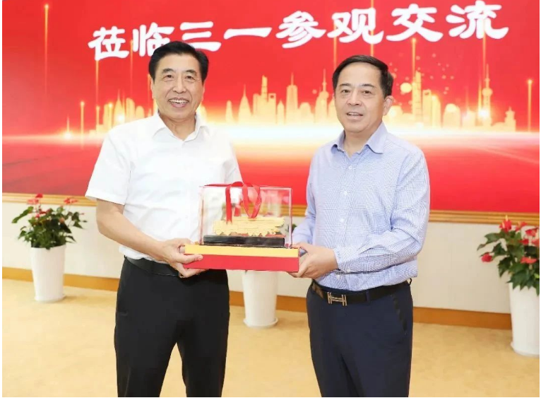 向文波對袁仲雪一行的到訪表示熱烈歡迎，并向他們介紹了三一集團(tuán)的整體情況以及雙方合作的歷史和成果。他表示，作為各自領(lǐng)域的領(lǐng)軍企業(yè)，三一集團(tuán)愿意與賽輪集團(tuán)在輪胎、橡膠零部件等領(lǐng)域進(jìn)一步加強(qiáng)合作，共同致力于提升產(chǎn)業(yè)競爭力，實(shí)現(xiàn)做強(qiáng)做優(yōu)做大的目標(biāo)。