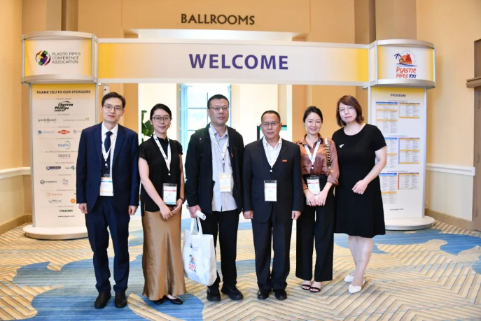 國(guó)際塑料管道會(huì)議至今已舉辦了二十一屆。自2008年以來，中國(guó)塑協(xié)塑料管道專委會(huì)多次組織行業(yè)相關(guān)單位參加了該系列會(huì)議，并在中國(guó)成功舉辦了六屆延續(xù)會(huì)議，將諸多優(yōu)秀報(bào)告帶到中國(guó)進(jìn)行現(xiàn)場(chǎng)交流。會(huì)議宣布第二十二屆國(guó)際塑料管道會(huì)議將于2025年9月15-17日在波蘭華沙舉辦。