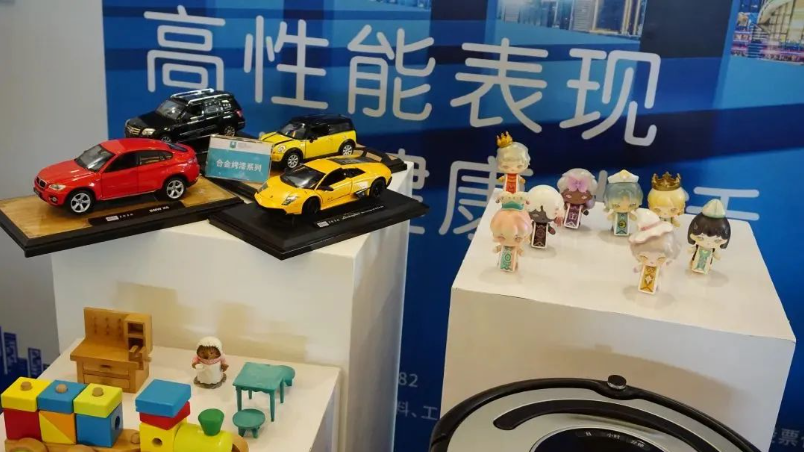 其中，與故宮聯名的三棵樹展示了中國漆和中國色的魅力，立邦則以科技創(chuàng)新和低碳發(fā)展為主題展示了裝配式節(jié)能裝飾一體化解決方案。紫荊花全方位展示了其品牌及產品實力，包括家裝涂料、工程涂料、藝術涂料、玩具涂料、家具涂料、防腐涂料等。