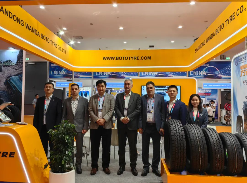 中東(迪拜)國際汽車零配件及售后服務(wù)展覽會召開。作為中國輪胎行業(yè)的領(lǐng)軍企業(yè)，萬達寶通輪胎攜多款主打及新規(guī)格、新花紋產(chǎn)品亮相展會，吸引了來自全球各地的專業(yè)觀眾和潛在客戶的關(guān)注。