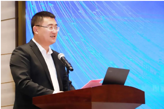 除了專題演講，會(huì)議還設(shè)有新產(chǎn)品推介環(huán)節(jié)，由青島漢纜股份有限公司技術(shù)中心工作人員向與會(huì)人員介紹了最新產(chǎn)品。與此同時(shí)，第三屆國(guó)家高壓超高壓電纜工程技術(shù)研究中心專家委員會(huì)也同步舉行。